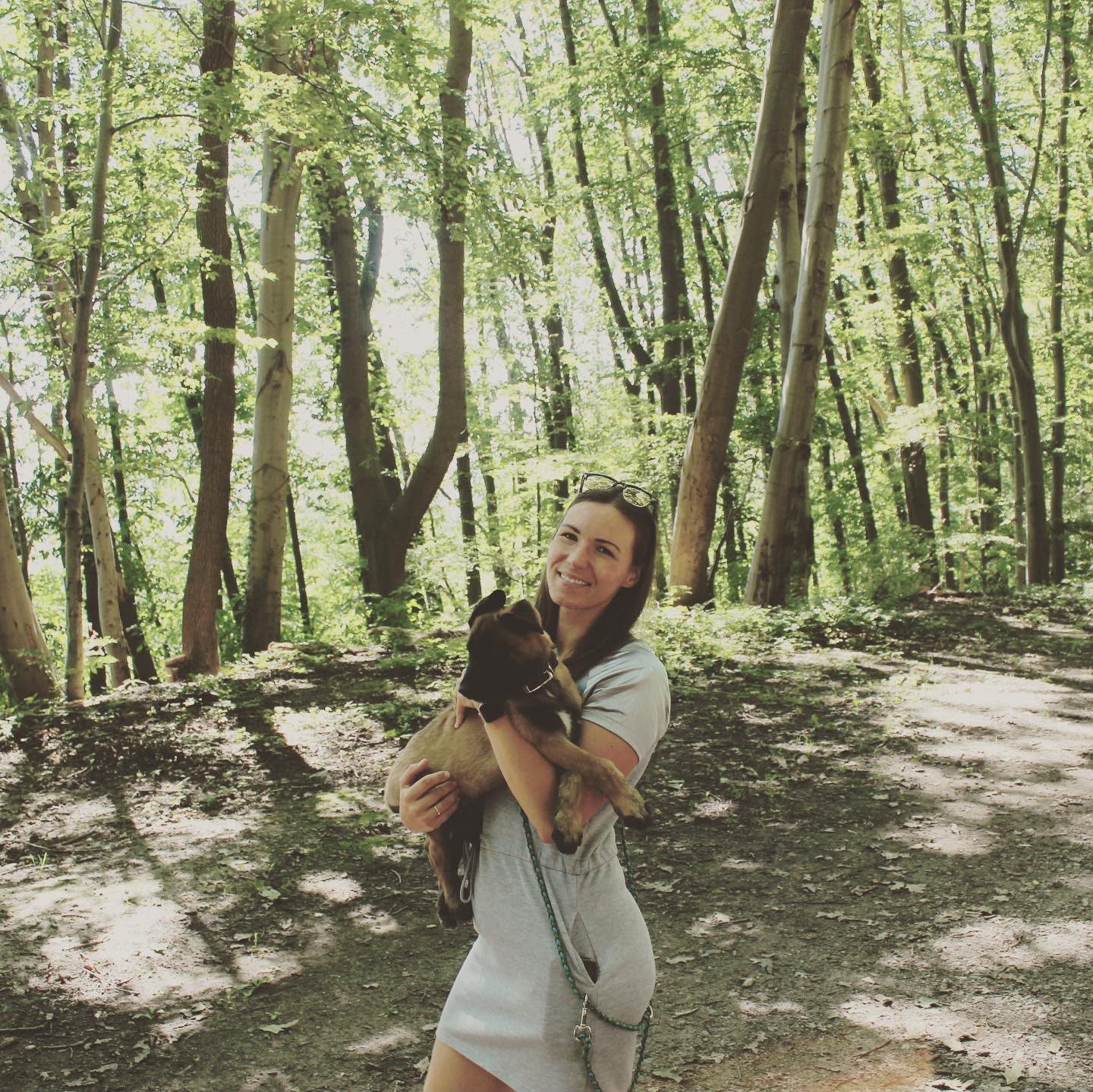 Katrin Hammel im Wald mit Hund